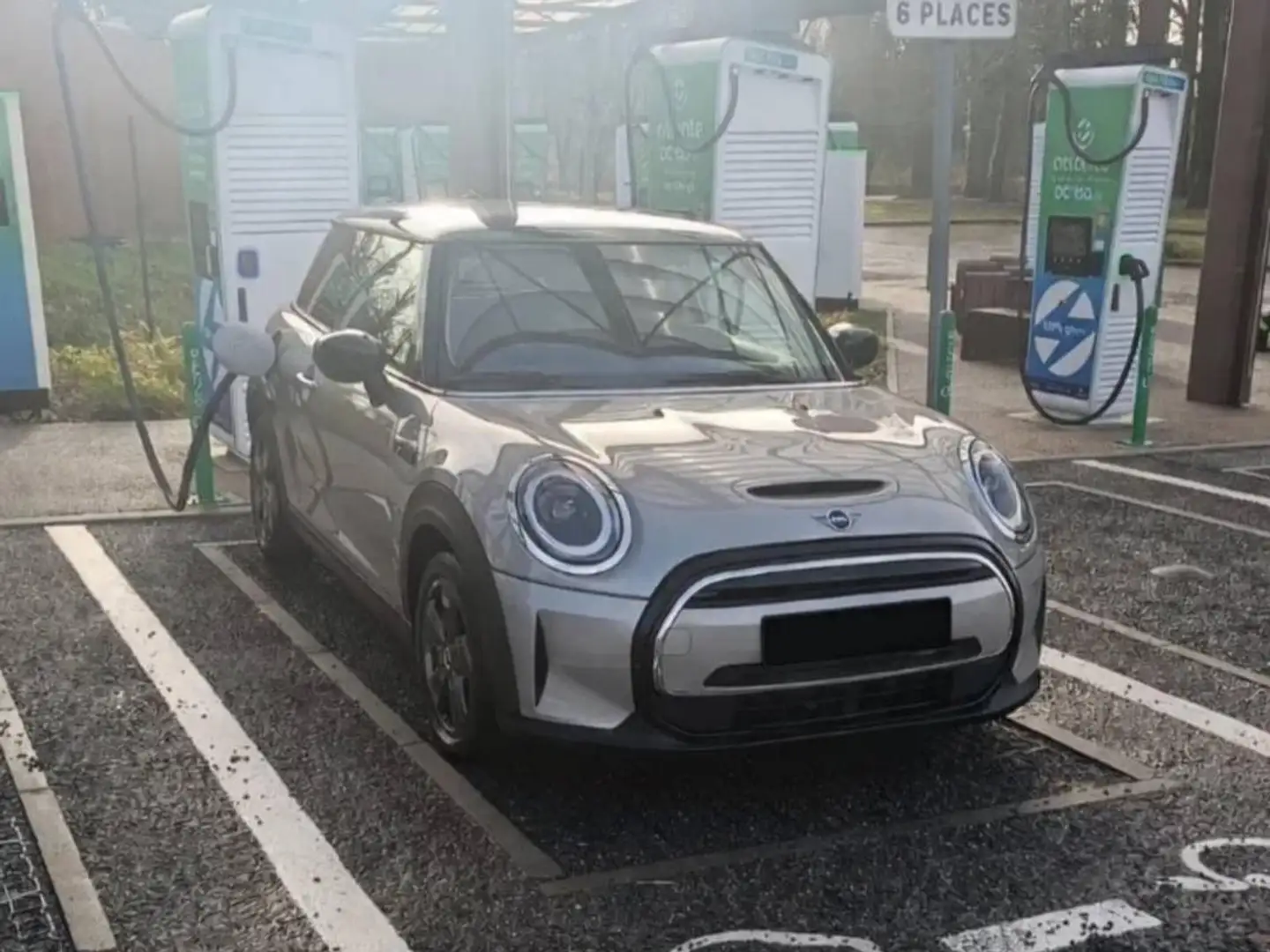 MINI Cooper SE eléctrico gris, vista delantera